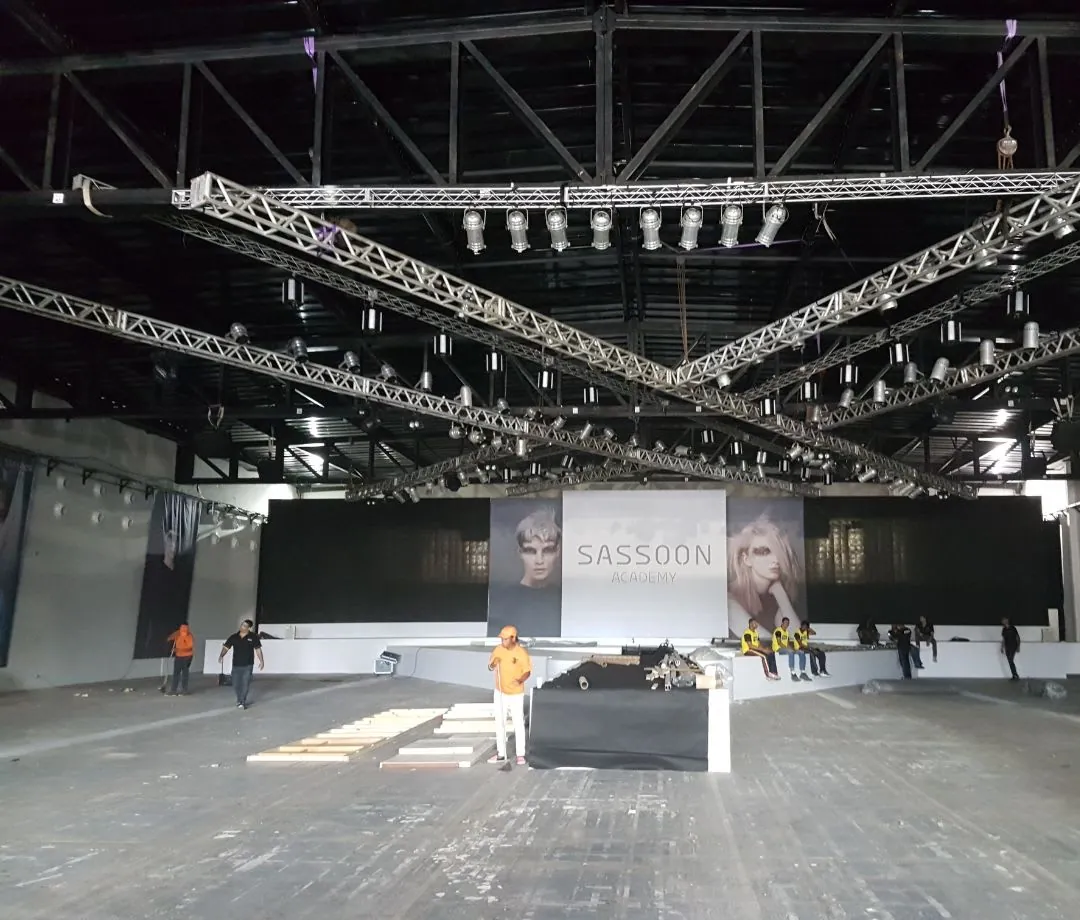 Treliças montadas sobre palco em pavilhão