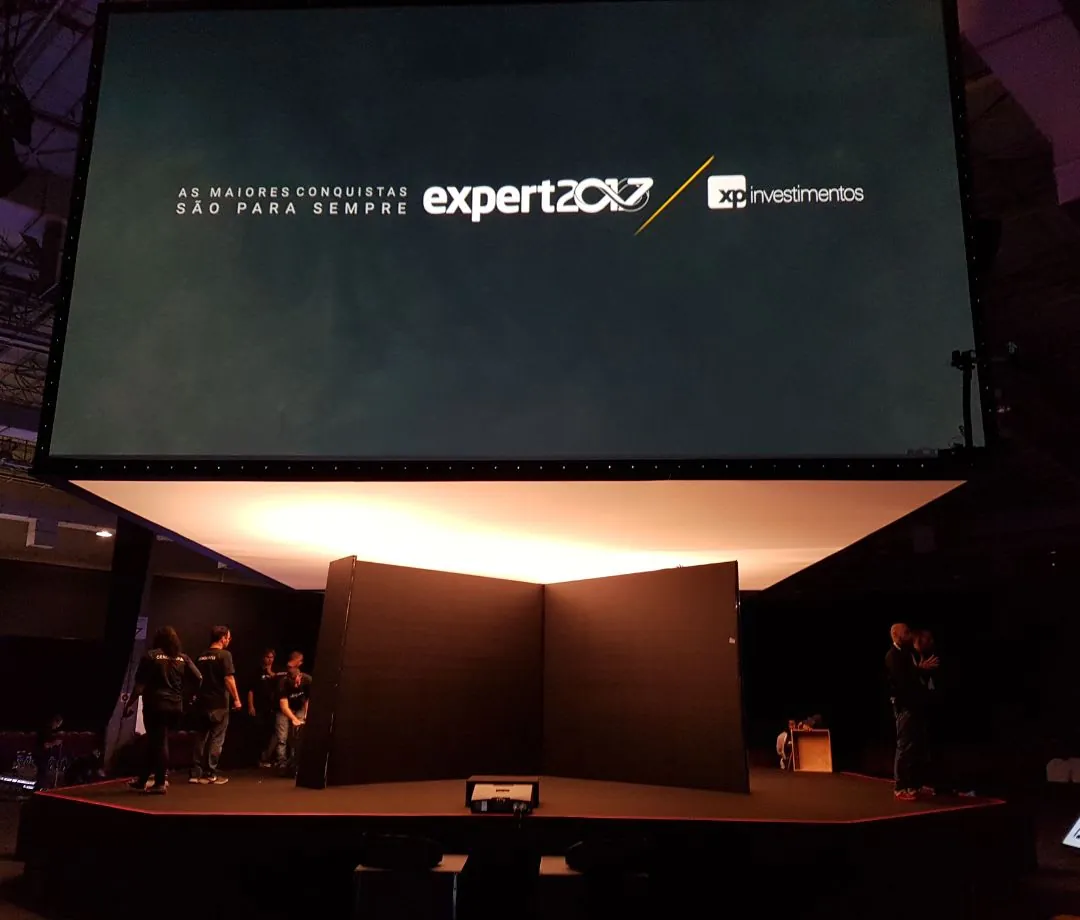 Palco com telão de LED em evento corporativo