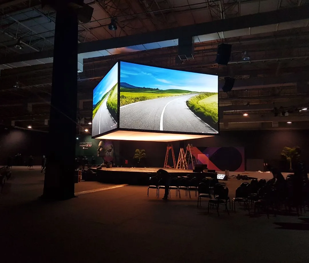 Telão de LED suspenso em pavilhão escuro