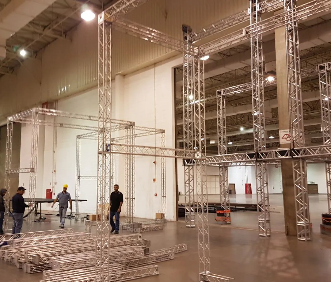 Treliças erguidas em pavilhão vazio durante a montagem