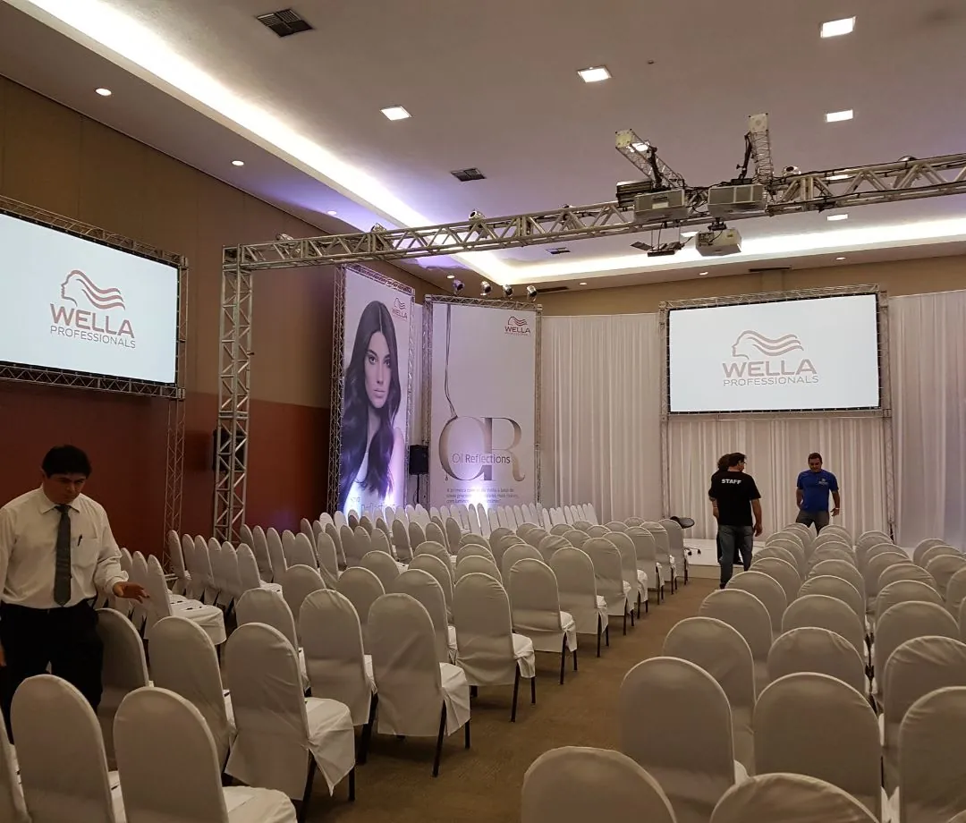 Plateia montada diante do palco com telões e treliça